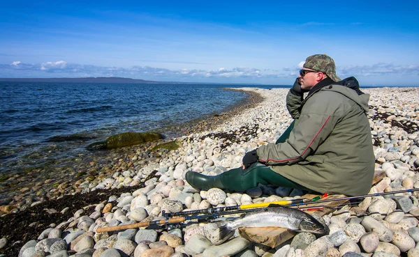 Pêcheur relaxant après la pêche en mer — Photo