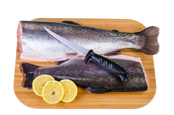 Öğle yemeği için hazırlanmış ahşap plaka üzerinde iki alabalık balıklar — Stok fotoğraf