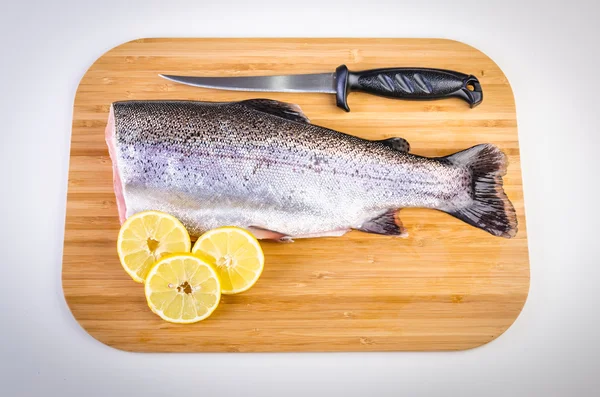 Pesce trota su piatto di legno preparato per pranzo — Foto Stock