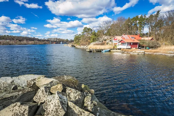 Idylliska svenska huset vid havets kust — Stockfoto