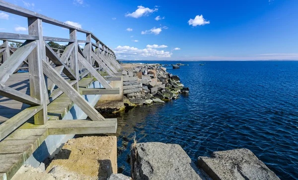 Ponte de madeira velha para ilha sueca — Fotografia de Stock
