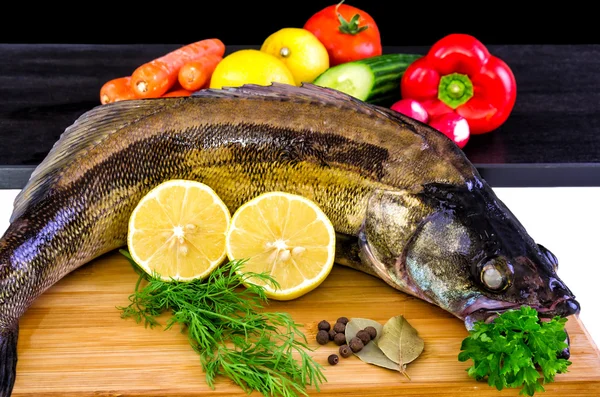 Süllő hal zöldségekkel — Stock Fotó