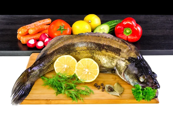 Egész süllő hal zöldségekkel — Stock Fotó