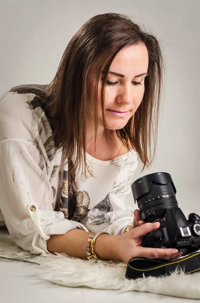Mujer fotógrafa con cámara DSLR — Foto de Stock