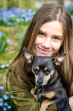 Genç köpek yavrusu ile