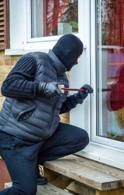 Maskeli adam son dakika içinde evi