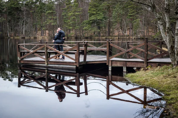 Lyckliga paret på bron — Stockfoto