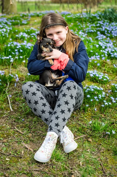 Lyckligt barn flicka med liten hund — Stockfoto