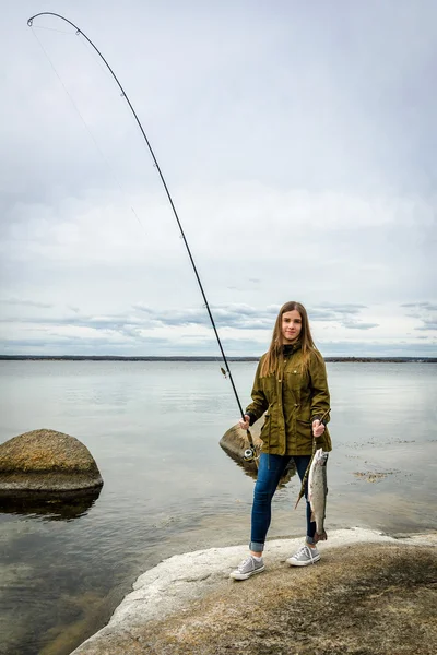 Menina adolescente feliz com troféu de pesca — Fotografia de Stock