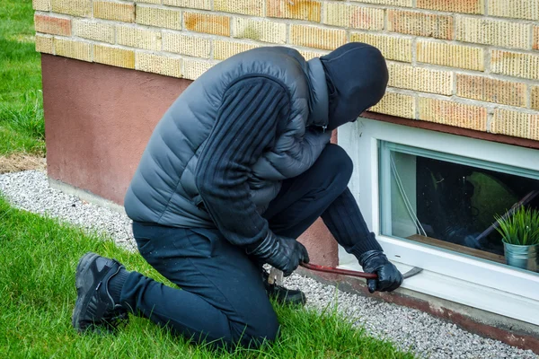 Pencere yan evde hırsızlık — Stok fotoğraf