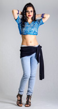 Gri arka plan üzerinde izole oldukça Arap kız