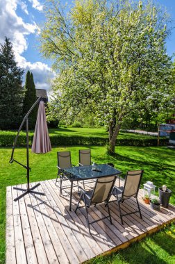 Bahar zaman ev bahçeli