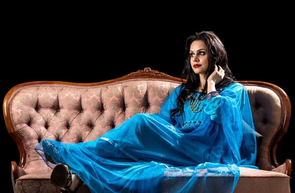 Sensual menina árabe no sofá retro — Fotografia de Stock