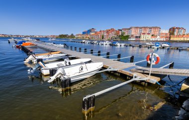 Karlskrona şehir limanında küçük tekne