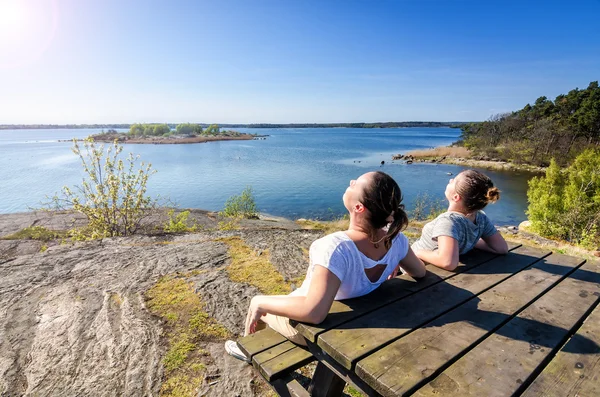 Moeder en dochter om te zonnebaden op de Zweedse kust — Stockfoto