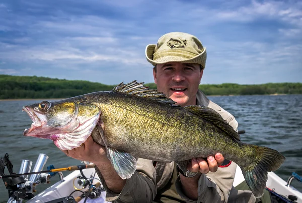 Pescador feliz com enorme walleye — Fotografia de Stock