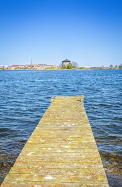 İsveç ahşap işaret eden eski cephane ateş almış Karlskrona Şehir Adası