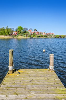 Brandaholm Yarımadası önünde ahşap köprü