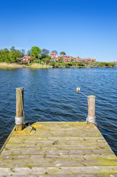 Brandaholm Yarımadası önünde ahşap köprü