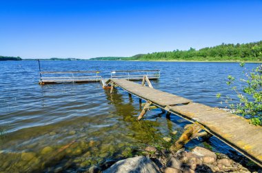 Norveç göl kenarında eski ahşap köprü