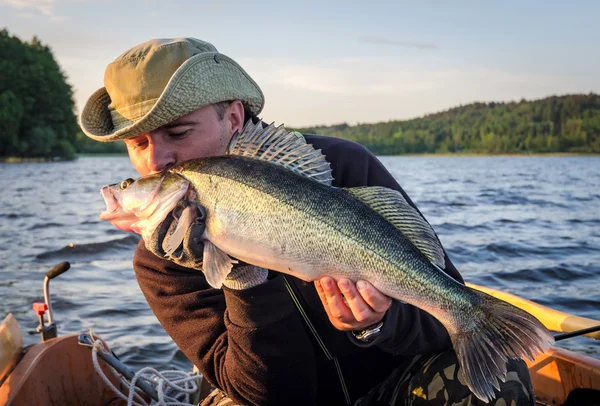 Feliz pescador beijando walleye troféu de pesca — Fotografia de Stock