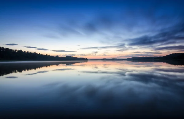 Meia-noite no lago escandinavo — Fotografia de Stock