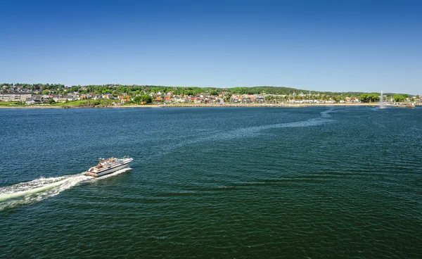 Moss sea bay with motorboat - ferry view — Stock Photo, Image