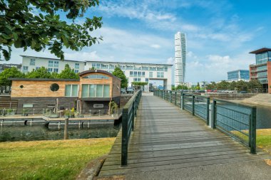Turning Torso kulesi ile kayıkhane ve park köprüsü için görünüm 