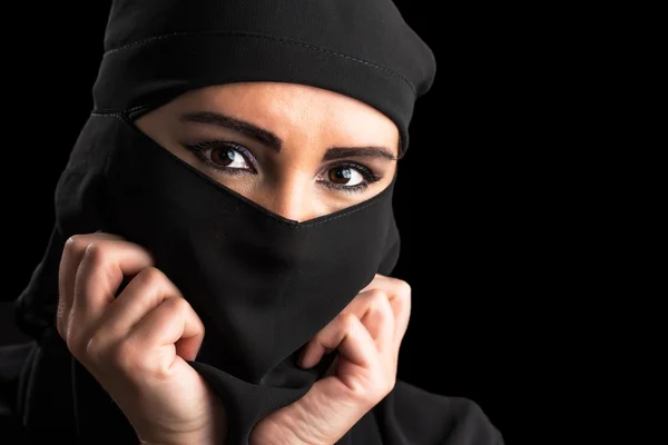 Muslimsk kvinna porträtt isolerad på svart bakgrund — Stockfoto