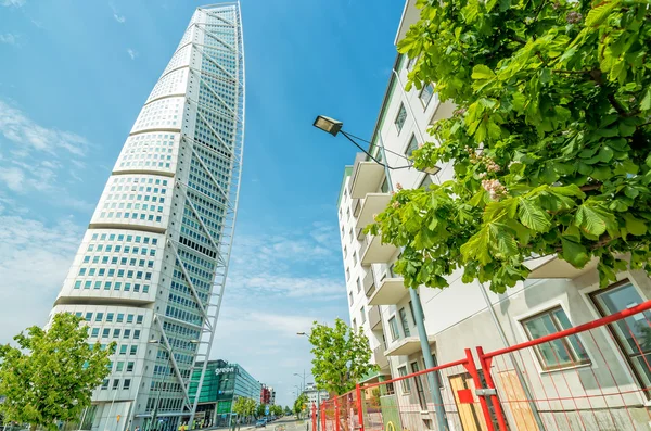 Turning Torso fasad-sidoutsikt över gatan — Stockfoto