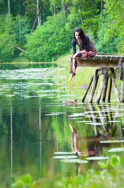 Unbekümmerte brünette Frau in schwedischer Natur — Stockfoto