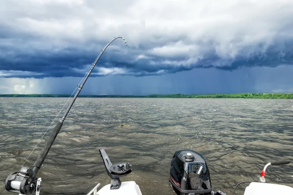 Pesca en el lago en tiempo tormentoso —  Fotos de Stock