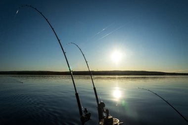 Trollü gölde akşam vakti balık tutmak