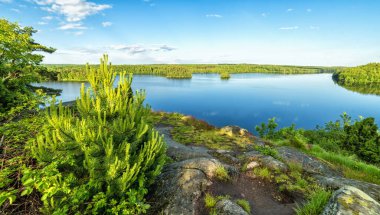 İsveç Gölü Yaz mevsiminin başlarında
