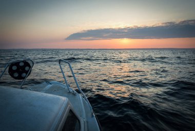Bahar teknesi gün batımında balık avı