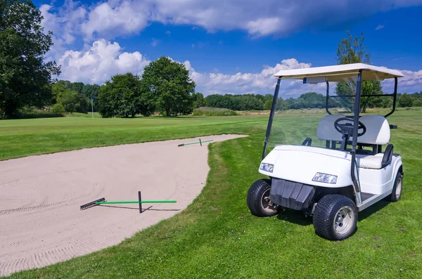 Coche de golf cerca del bunker de arena —  Fotos de Stock