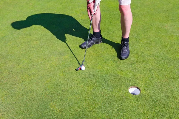 Игрок в гольф с клюшкой — стоковое фото