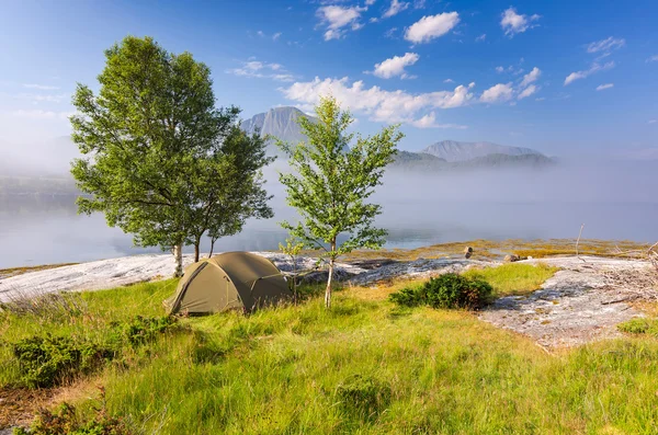 Дикий лагерь в красивых туманных пейзажах — стоковое фото