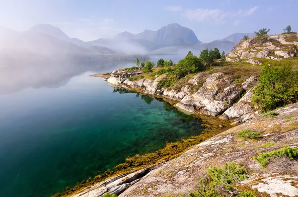 Norský mlhavé zálivu krajina — Stock fotografie