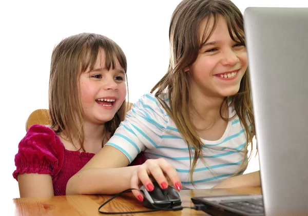 Irmãs diversão com laptop — Fotografia de Stock