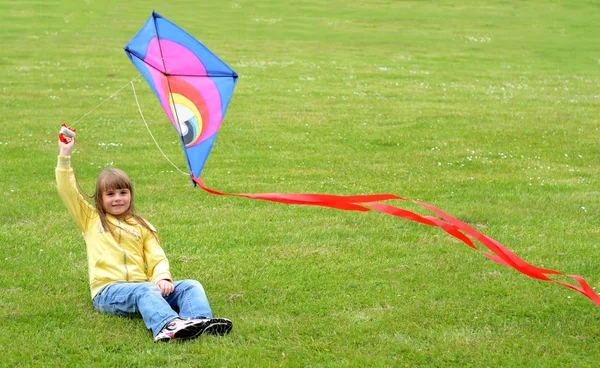 Kind meisje speelt met kite — Stockfoto