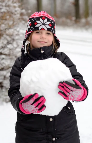 Spelen met sneeuwbal — Stockfoto