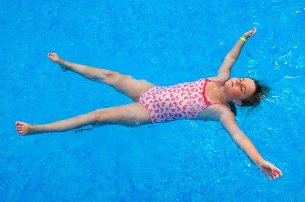Child girl in tropical swimming pool — Stock Photo, Image