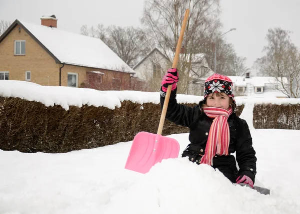 Schattig kind meisje met sneeuw shovel — Stockfoto