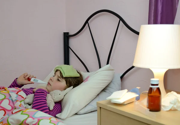 ベッドで病気の子供女の子 — ストック写真