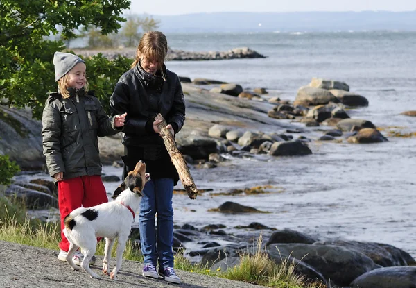 Kinderen met hond — Stockfoto