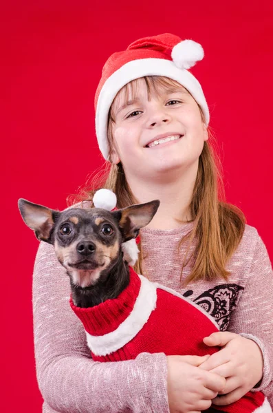 Bambino ragazza e cane nei colori di Natale — Foto Stock