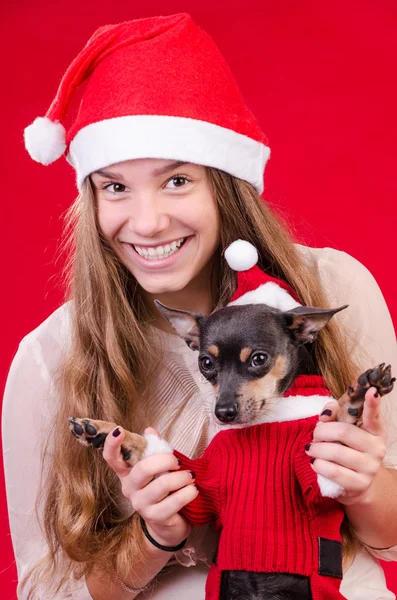 Счастливая девочка-подросток с собакой на рождественском портрете — стоковое фото