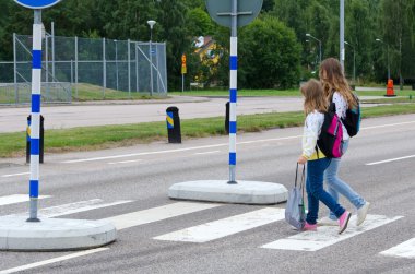Zebra kavşak üzerinde okul kız