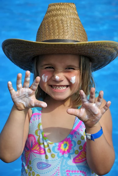 Sevimli kız yaz eğlencesi — Stok fotoğraf